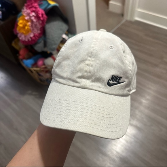 3/$20⚡️ Nike White Baseball Cap Hat Black Embroidered Logo Front S1ze Heritage - Picture 2 of 8